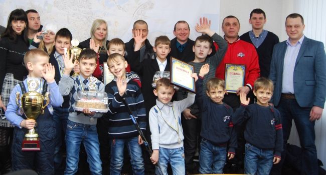 Славянские воспитанники ХК "Донбасс" получили благодарности от горсовета